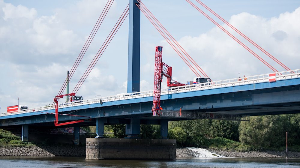 Bauprüfer kontrollieren die Norderelbbrücke. / Foto: Daniel Bockwoldt/dpa/Archivbild