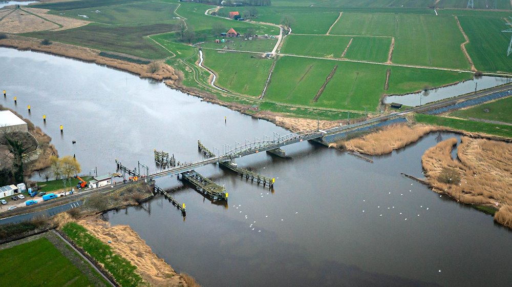 Die Eisenbahnbrücke über die Hunte in Elsfleth (Landkreis Wesermarsch), aufgenommen mit einer Drohne. / Foto: Sina Schuldt/dpa