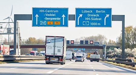 Blick auf die Autobahnschilder mit der Aufschrift „HH-Centrum“ und „Lübeck Berlin“ auf der A1 Richtung Norden. / Foto: Georg Wendt/dpa/Archivbild