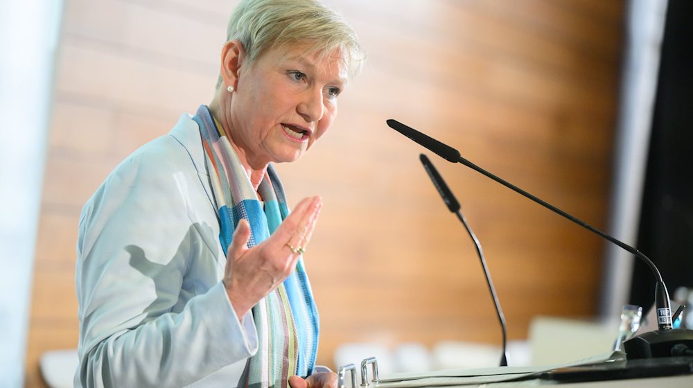 Kirsten Fehrs, amtierende Vorsitzende des Rates der EKD, spricht. / Foto: Julian Stratenschulte/dpa/Archivbild