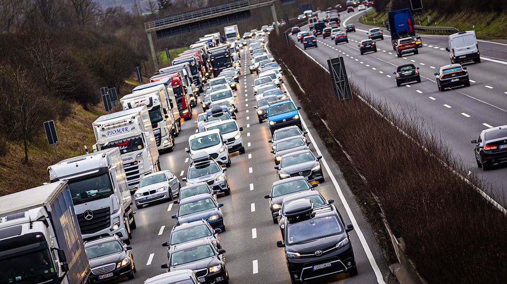 Der Verkehr stockt auf der Autobahn 2 (A2). / Foto: Moritz Frankenberg/dpa