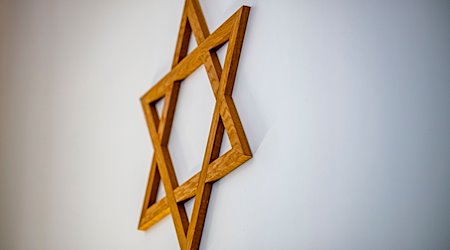Ein Davidstern hängt an der Wand im Gebetsraum der Neuen Synagoge. / Foto: David Inderlied/dpa/Symbolbild
