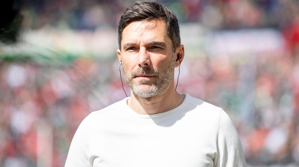 Hannovers Trainer Stefan Leitl betritt das Stadion. / Foto: David Inderlied/dpa