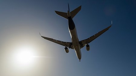 Ein Flugzeug setzt zum Landeanflug an. / Foto: Boris Roessler/dpa/Symbolbild