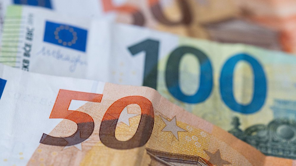 Euro-Banknoten liegen auf einem Tisch. / Foto: Boris Roessler/dpa