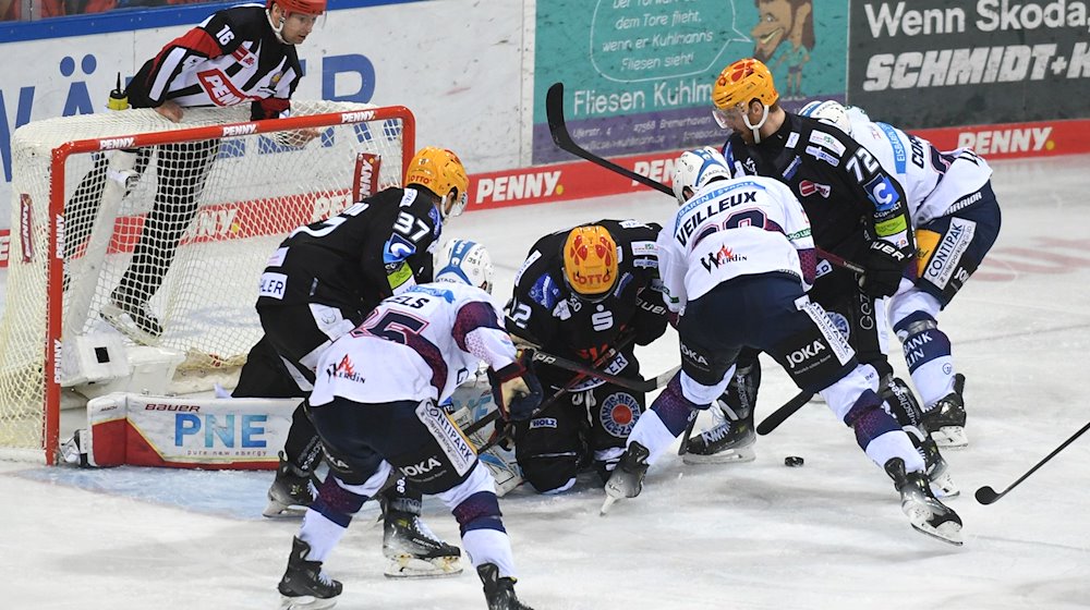 Eishockey, DEL, Fischtown Pinguins Bremerhaven - Eisbären Berlin, Meisterschaftsrunde, Finale, 3. Spieltag, Eisarena Bremerhaven, mit vereinten Kräften wehren sich die Bremerhaver in der Overtime und Unterzahl gegen einen Berlin Treffer. / Foto: Michael Schwartz/dpa