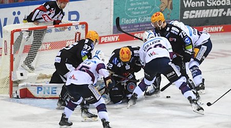 Eishockey, DEL, Fischtown Pinguins Bremerhaven - Eisbären Berlin, Meisterschaftsrunde, Finale, 3. Spieltag, Eisarena Bremerhaven, mit vereinten Kräften wehren sich die Bremerhaver in der Overtime und Unterzahl gegen einen Berlin Treffer. / Foto: Michael Schwartz/dpa