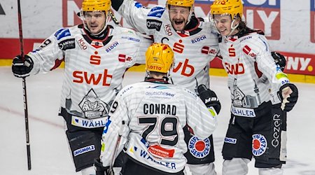 Ziga Jeglic (r) von Pinguins Bremerhaven jubelt nach seinem Treffer zum 1:0 mit seinen Teamkollegen. / Foto: Andreas Gora/dpa