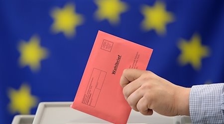 Eine Stimmabgabe für das Europäische Parlament (gestellte Szene). / Foto: Ralf Hirschberger/ZB/dpa/Archivbild