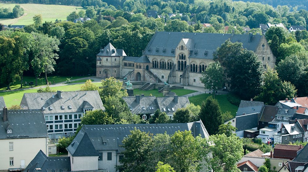 Die Aufnahme vom Nordturm der Marktkirche zeigt die Kaiserpfalz. Auf dem Gelände um das welterbegeschützte Kaiserpfalz-Gebäude soll unter anderem eine neue Stadthalle entstehen. / Foto: Swen Pförtner/dpa