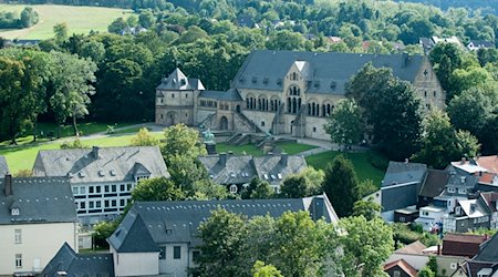 Die Aufnahme vom Nordturm der Marktkirche zeigt die Kaiserpfalz. Auf dem Gelände um das welterbegeschützte Kaiserpfalz-Gebäude soll unter anderem eine neue Stadthalle entstehen. / Foto: Swen Pförtner/dpa