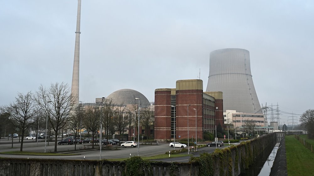 Das mittlerweile abgeschaltete Kernkraftwerk Emsland und der erloschene Kühlturm. / Foto: Lars Klemmer/dpa/Archivbild