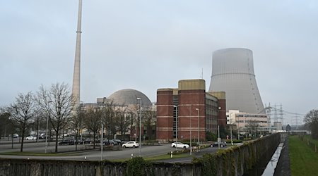 Das mittlerweile abgeschaltete Kernkraftwerk Emsland und der erloschene Kühlturm. / Foto: Lars Klemmer/dpa/Archivbild