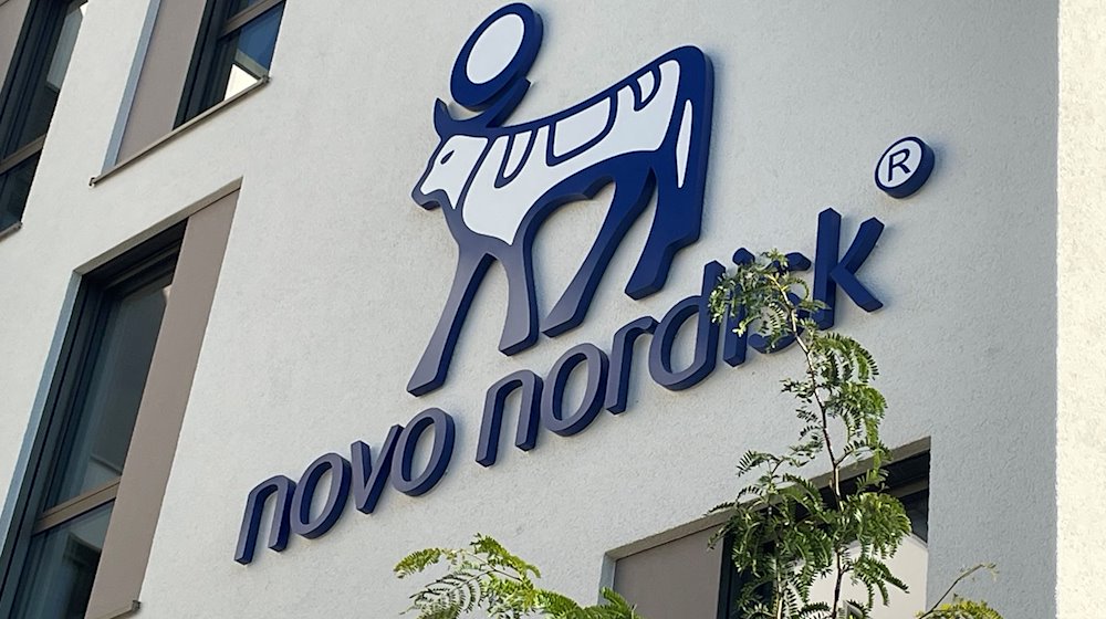 Das Logo des dänischen Pharmaunternehmens Novo Nordisk an der Fassade der neuen Deutschlandzentrale. / Foto: Christian Schultz/dpa