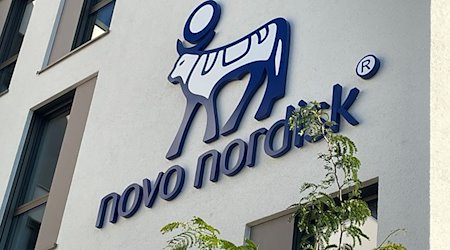 Das Logo des dänischen Pharmaunternehmens Novo Nordisk an der Fassade der neuen Deutschlandzentrale. / Foto: Christian Schultz/dpa