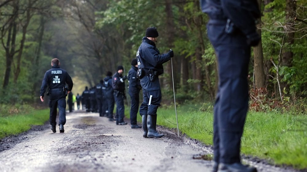 Eine Hundertschaft der Polizei durchsucht ein Waldgebiet bei Bremervörde. / Foto: Markus Hibbeler/dpa