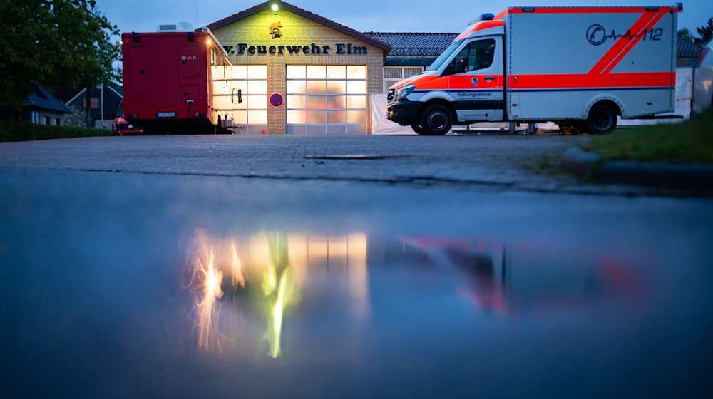 Fahrzeuge von Feuerwehr und Rettungsdienst stehen am frühen Morgen auf dem Gelände der Freiwilligen Feuerwehr Elm. / Foto: Jonas Walzberg/dpa