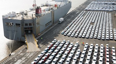 Fahrzeuge des Volkswagen-Konzerns stehen im Hafen von Emden zur Verschiffung bereit. / Foto: Jörg Sarbach/dpa
