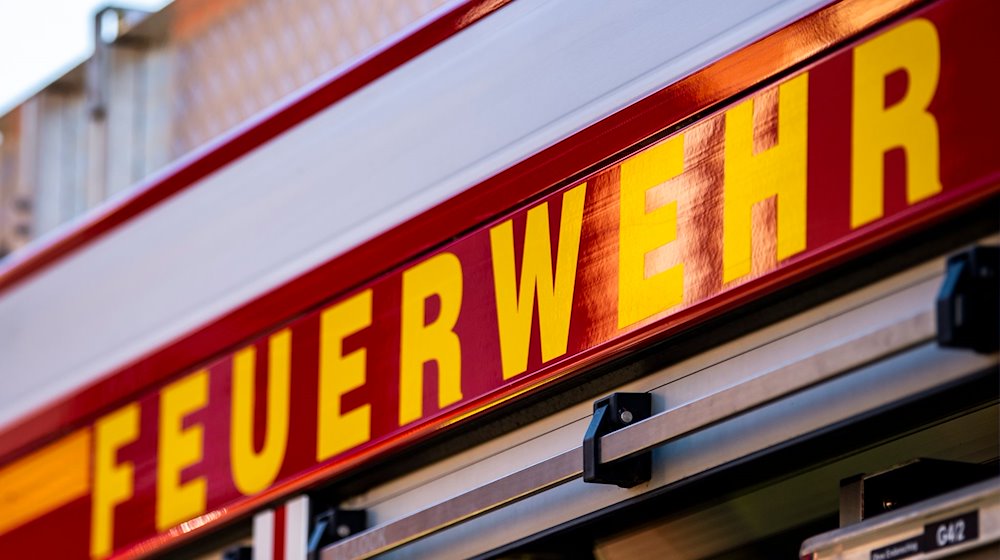 Auf dem Einsatzfahrzeug ist in gelber Farbe der Schriftzug «Feuerwehr» zu lesen. / Foto: David Inderlied/dpa/Symbolbild