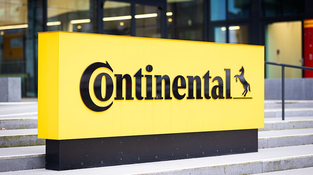 Das Logo der Continental AG ist vor der Unternehmenszentrale des Automobilzulieferers zu sehen. / Foto: Moritz Frankenberg/dpa