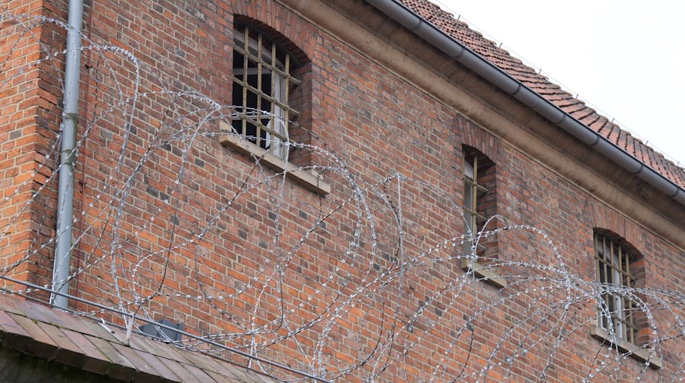 Stacheldraht ist vor der Justizvollzugsanstalt Vechta zu sehen, in der übereinstimmenden Medienberichten zufolge die frühere RAF-Terroristin Daniela Klette aktuell in Untersuchungshaft sitzt. / Foto: Jörn Hüneke/dpa