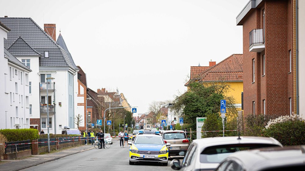 Die Polizei sperrt während des Einsatzes die Friedrichstraße in Nienburg. / Foto: Moritz Frankenberg/dpa/Archivbild