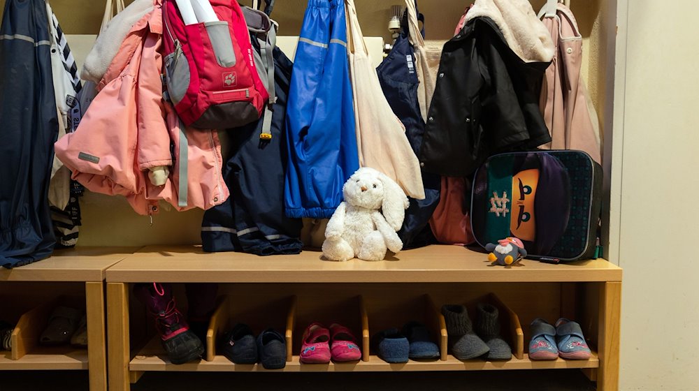 In der Garderobe in einer Kita hängen Kinderjacken. / Foto: Friso Gentsch/dpa/Symbolbild