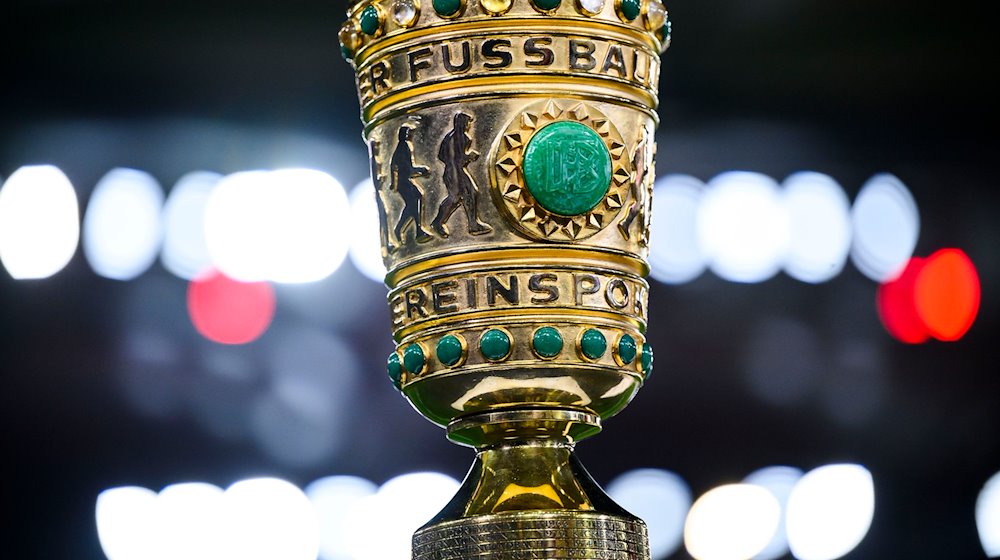 Die Trophäe des DFB-Pokals steht vor dem Spiel im Stadion. / Foto: Tom Weller/dpa