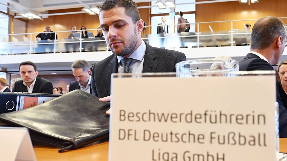 Marc Lenz, Geschäftsführer der Deutschen Fußball Liga (DFL), sitzt im Bundesverfassungsgericht. / Foto: Uli Deck/dpa
