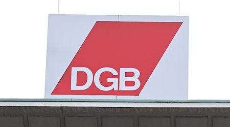 Das Logo des Deutschen Gewerkschaftsbundes DGB, ist am Gewerkschaftshaus in Stuttgart angebracht. / Foto: Bernd Weißbrod/dpa