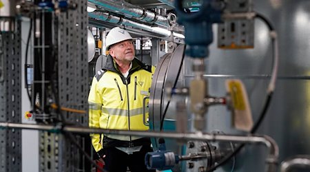 Horst Kreuter von der Vulcan Energie Ressourcen GmbH steht in einer Lithiumextraktionsoptimierungsanlage. / Foto: Uwe Anspach/dpa/Archivbild