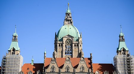 Das Neue Rathaus mit Kuppel und Aussichtsplattform. / Foto: Julian Stratenschulte/dpa