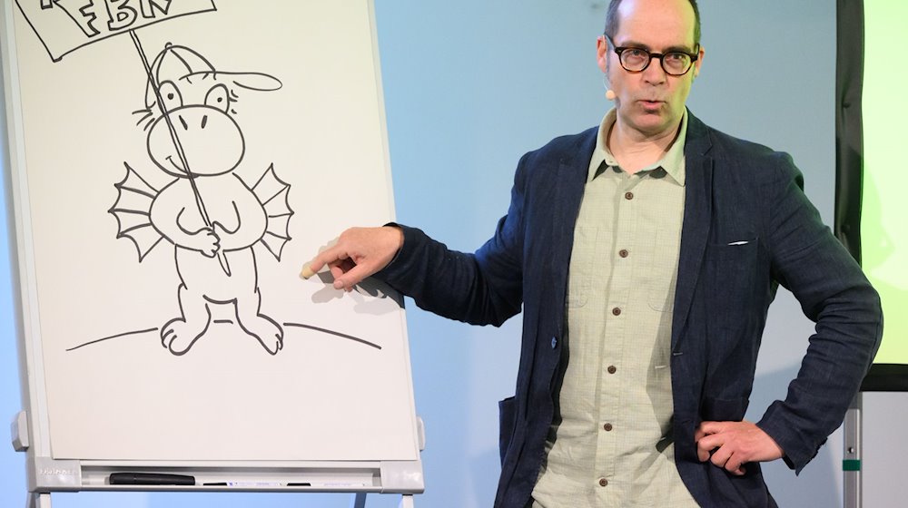 Ingo Siegner spricht bei einer Lesung für Grundschüler im Künstlerhaus Hannover. / Foto: Julian Stratenschulte/dpa