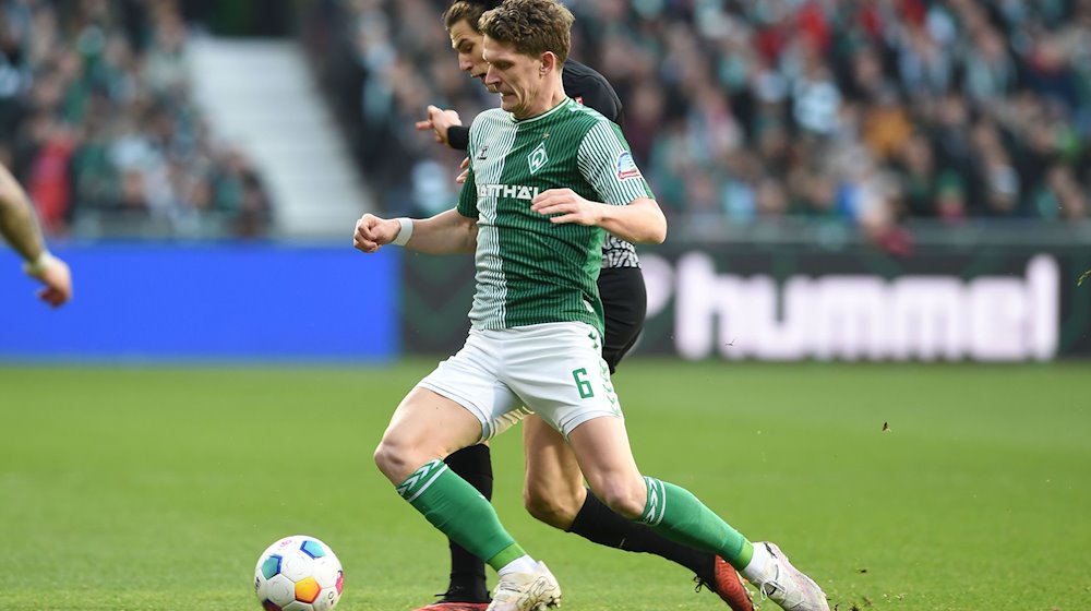 Werders Jens Stage kämpft mit Freiburgs Merlin Röhl um den Ball. / Foto: Carmen Jaspersen/dpa/Archivbild