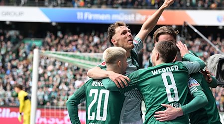 Werders Spieler jubeln über das Tor zum 2:0. / Foto: Carmen Jaspersen/dpa