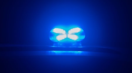 Ein Blaulicht leuchtet auf einem Polizeifahrzeug. / Foto: Robert Michael/dpa