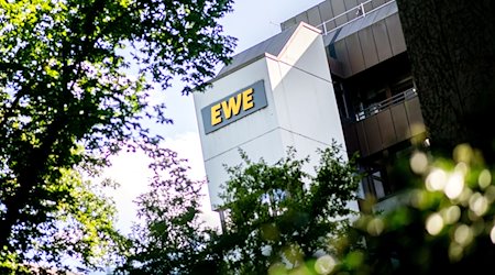 Das Logo des Unternehmens EWE hängt an der Hauptverwaltung des Energieversorgers. / Foto: Hauke-Christian Dittrich/dpa