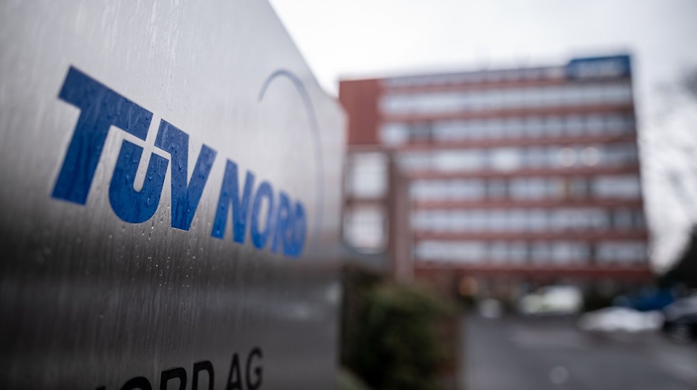 Das Logo des Tüv Nord ist vor der Zentrale in Essen zu sehen. / Foto: Fabian Strauch/dpa