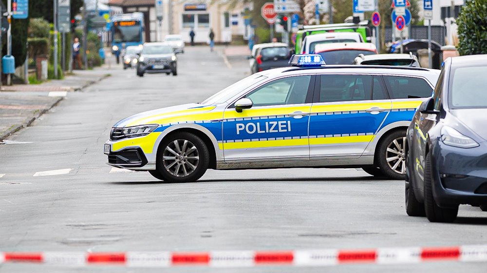 Die Polizei sperrt die Friedrichstraße. / Foto: Moritz Frankenberg/dpa