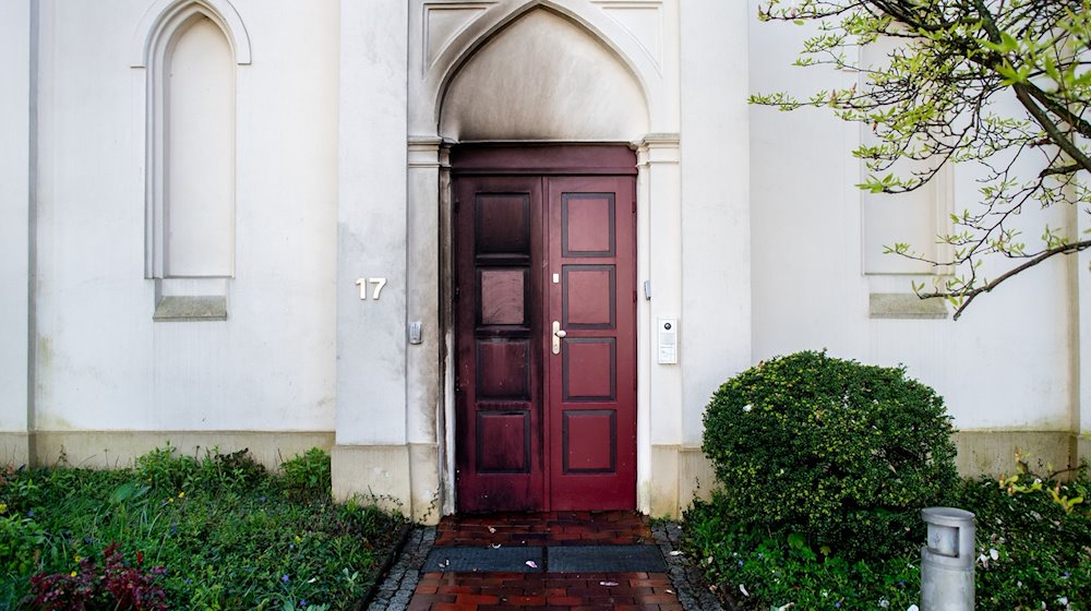 Brandspuren sind an einer durch einen Brandsatz beschädigten Eingangstür der Synagoge zu sehen. / Foto: Hauke-Christian Dittrich/dpa