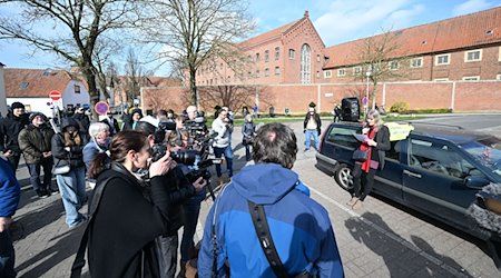 Ariane Müller (r) spricht auf der Kundgebung «Solidarität mit Daniela» vor der Justizvollzugsanstalt in Vechta. / Foto: Carmen Jaspersen/dpa/Archivbild
