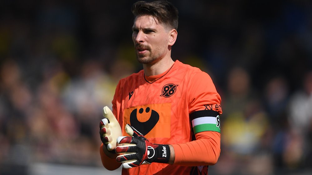 Ex-Nationaltorwart Ron-Robert Zieler hat seinen Vertrag bei Hannover 96 um ein Jahr verlängert. / Foto: Swen Pförtner/dpa/Archivbild