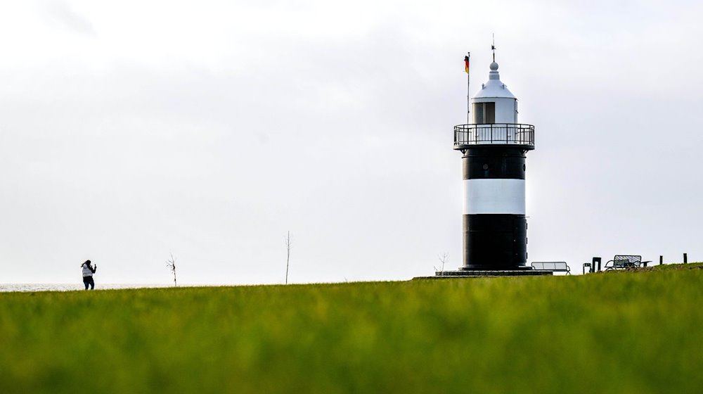 Der Leuchtturm Kleiner Preuße an der Wurster Nordseeküste. / Foto: Sina Schuldt/dpa