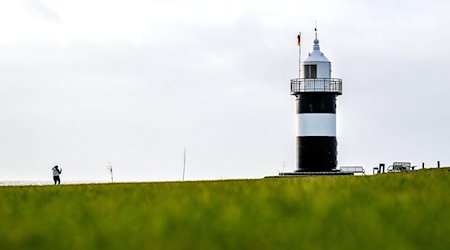 Der Leuchtturm Kleiner Preuße an der Wurster Nordseeküste. / Foto: Sina Schuldt/dpa