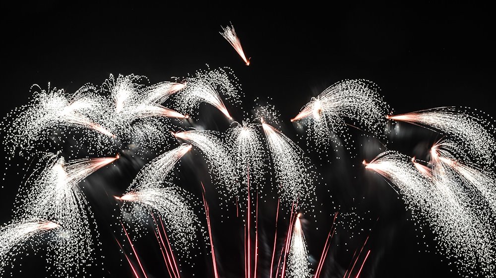 Ein Feuerwerk erleuchtet den Nachthimmel. / Foto: Lars Penning/dpa/Symbolbild