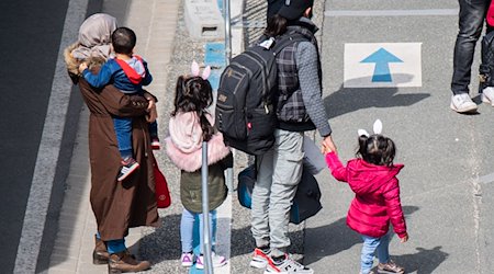 Flüchtlinge, die aus griechischen Flüchtlingslagern mit erbärmlichen Zuständen geholt wurden, kommen am Flughafen Hannover an. / Foto: Julian Stratenschulte/dpa/Archivbild