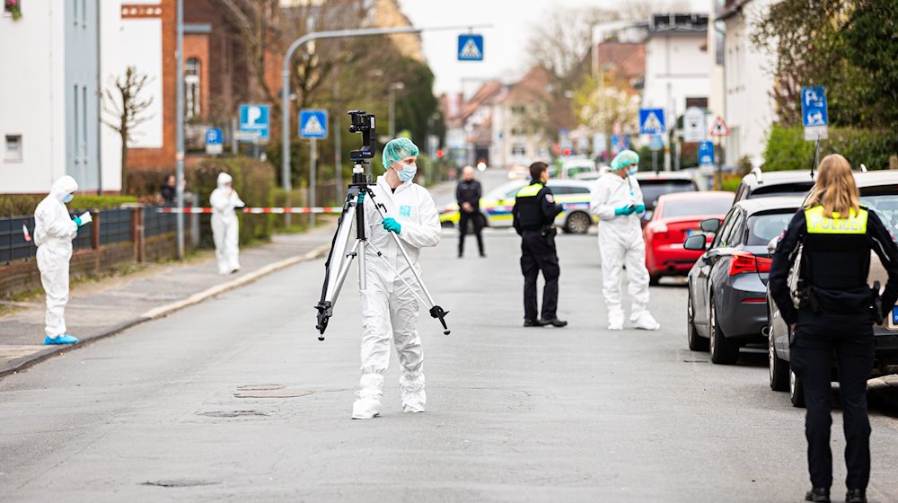 Mitarbeiter der Spurensicherung der Polizei arbeiten in der Friedrichstraße. / Foto: Moritz Frankenberg/dpa