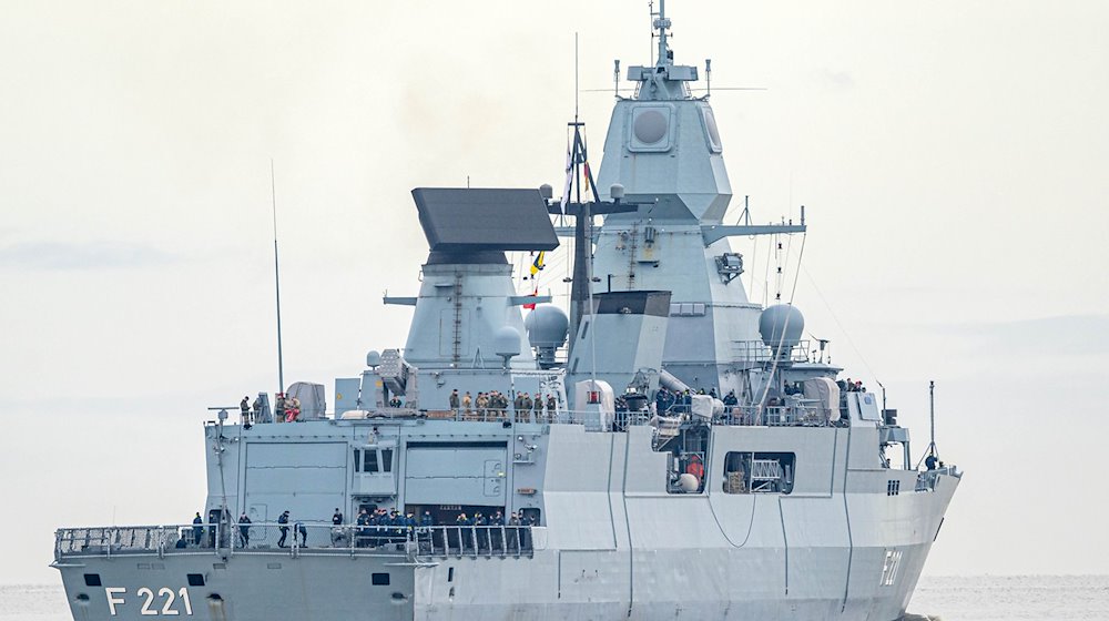 Die Fregatte «Hessen» läuft aus dem Hafen aus. / Foto: Sina Schuldt/dpa