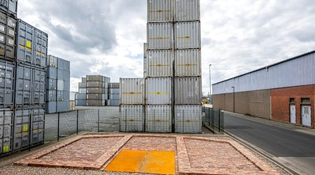 Der Gedenkort "Ulrichsschuppen" im Waller Hafengebiet. / Foto: Sina Schuldt/dpa