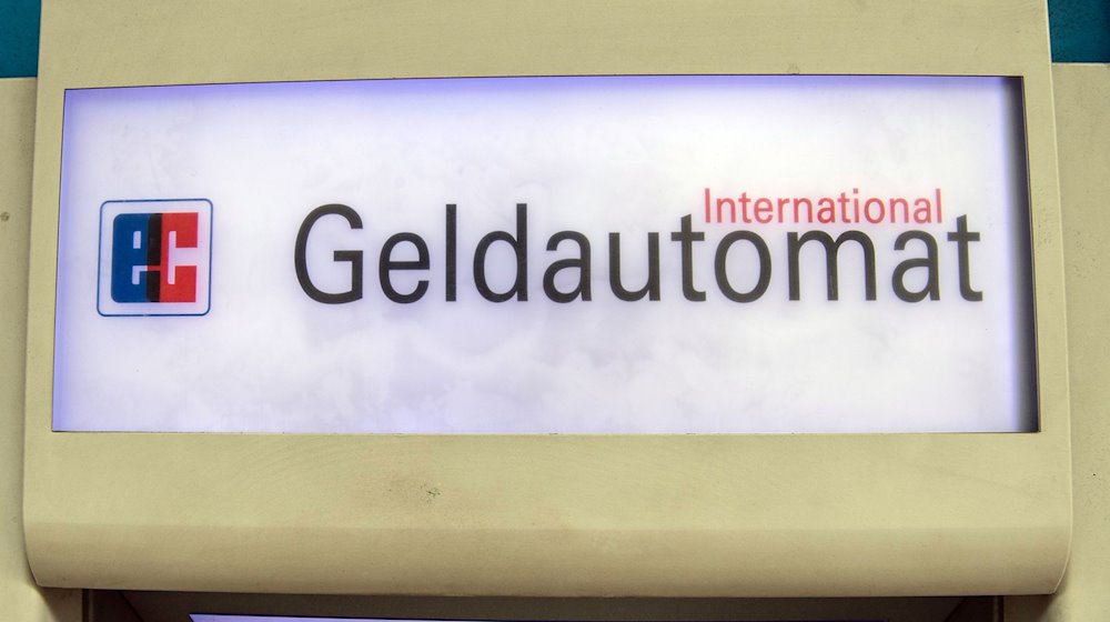 Der Schriftzug "Geldautomat" auf einem Geldautomaten. / Foto: Paul Zinken/dpa-Zentralbild/ZB/Symbolbild